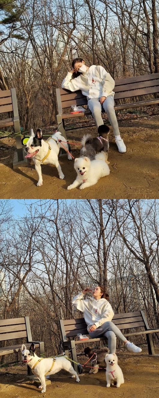 Sung Yu-ri, a former Finkle, posted a recent photo with Pet.On the afternoon of the 17th, Sung Yu-ri posted two photos on his Instagram with the message, Acets mother is falling down, I am accompanied by someone else here and wen Junhui gabs thank you (I wrote the mask right after the sugar intake).In the open photo, Sung Yu-ri is sitting on a bench in a comfortable outfit and three Pets are in front of her.Especially, Sung Yu-ri, who has a tired expression, is laughing with his sugar intake.Meanwhile, actor Sung Yu-ri married professional golfer An Sung-hyun in 2017; Sung Yu-ri recently announced her transformation into a cosmetics CEO./[Photo] Sung Yu-ri InstagramCopyright c Koreas Best Sports Entertainment Professional Media (www. osen.co. kr)