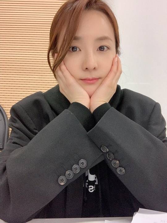 The group 2NE1 singer, Daraa Park, showed off her consistent beauty.San Daraa Park wrote on his Instagram on the 17th, Its been too long since Ive been Tentuten and Ive been snowing for a long time.and two photos.In the photo, San Daraa Park stares at the camera with her hair tied together and her eyes are dazed.In another photo, San Daraa Park posed for calyx and emanated a lovely charm.The netizens who saw this showed various reactions such as Pretty, Beautiful, Fighting and Responding.On the other hand, San Daraa Park debuted in 2009 as a group 2NE1 and received a lot of love.After the group disbandment in 2016, he is currently active in various programs such as KBS Joy Selub Beauty 3, MBC Everlon Video Star and STATV Idol League Season 3.Photo Daraa Park SNS