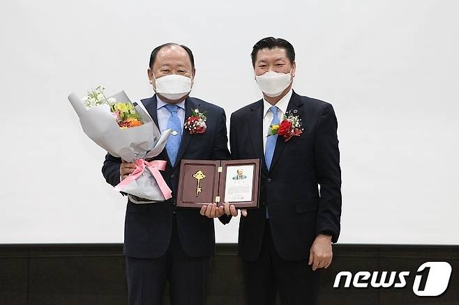 제31대 이임수 회장(왼쪽)과 제32대 문태현 회장.(숭실대 제공)/뉴스1