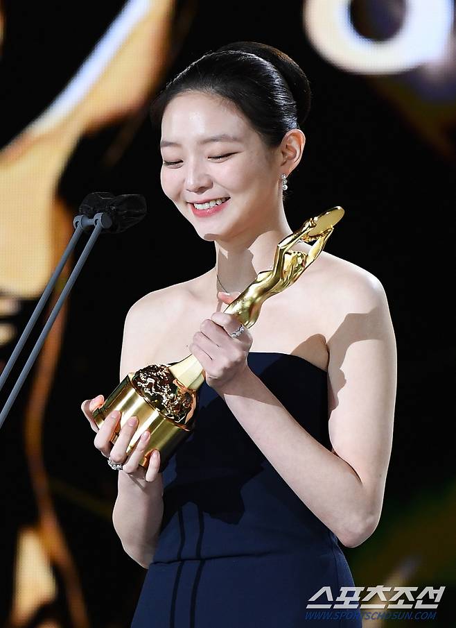 제41회 청룡영화상이 9일 오후 인천 영종도 파라다이스시티에서 열렸다. 여우조연상을 수상하고 있는 이솜. 인천=송정헌 기자 songs@sportschosun.com/2021.02.09/