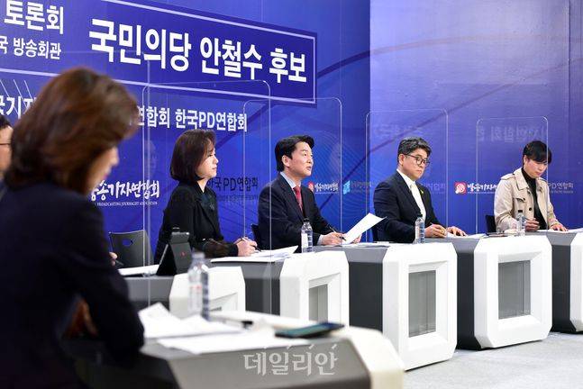 국민의당 안철수 서울시장 후보가 17일 서울 목동 방송회관에서 한국기자협회·방송기자연합회·한국PD연합회 주최로 열린 후보자 초청토론회에서 모두발언을 하고 있다. ⓒ국회사진취재단