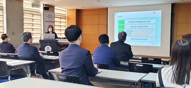 숭의여자대학교 차세대 종합정보시스템 구축사업 착수보고회에서 토마토시스템 유은실 PM이 발표하고 있다.