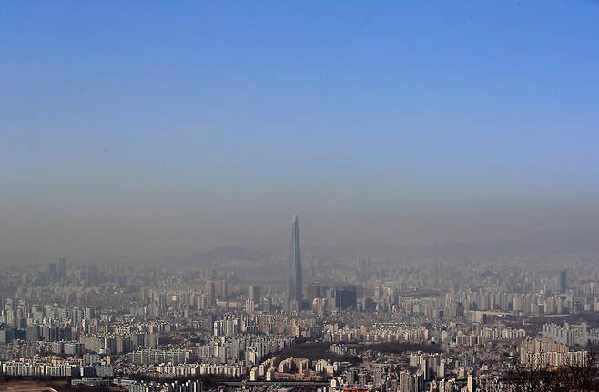 황사 영향 등으로 서울지역 미세먼지 농도가 나쁨 수준을 보인 17일 남한산성에서 바라본 서울 하늘이 위, 아래로 상반된 모습을 나타내고 있다. 연합뉴스
