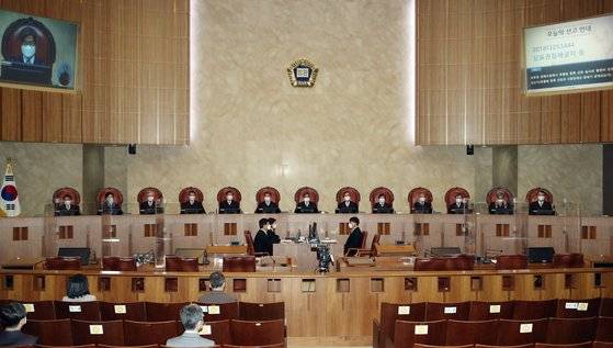 김명수 대법원장을 비롯한 대법관들이 18일 오후 서울 서초구 대법원에서 열린 육아휴직급여 부지급 등 처분 취소 전원합의체 선고를 위해 대법정에 입장해 자리에 앉아 있다. [연합뉴스]