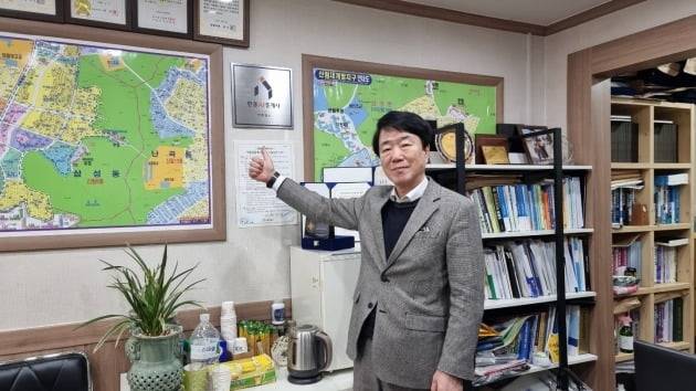 '한경 AI중개사'에 참여한 문 대표가 인증패를 가리키고 있다. /한경DB