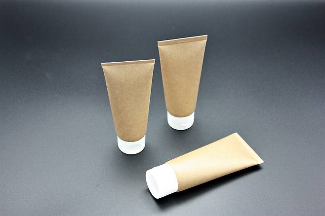 A sample of Amorepacific‘s paper tube packaging made with its patented technology.　(Amorepacific)
