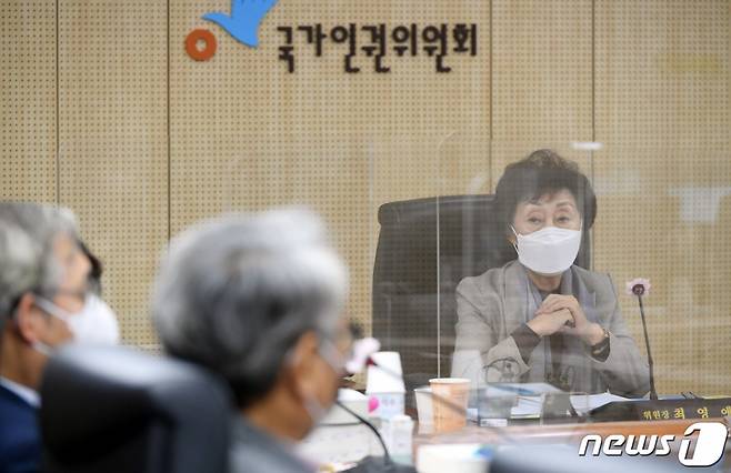 (서울=뉴스1) 사진공동취재단 = 최영애 국가인권위원장이 25일 서울 중구 국가인권위원회에서 열린 전원위원회에서 모두발언을 하고 있다.  이날 인권위는 전 서울시장 성희롱 등 직권조사 결과보고를 의결 안건으로 상정해 논의한다. 2021.1.25/뉴스1