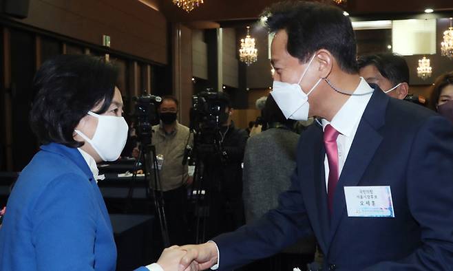 박영선 더불어민주당 서울시장 후보(왼쪽)와 오세훈 국민의힘 서울시장 후보가 지난 8일 오후 서울 영등포구 공군호텔에서 열린 제113주년 3·8 세계 여성의 날 기념식에 참석, 인사하고 있다. 뉴시스