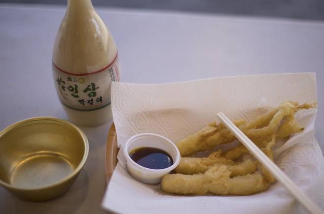 독특한 맛의 인삼 튀김과 인삼막걸리 [사진/성연재 기자]