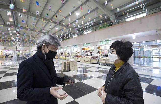풍기인삼축제 조직위원회 이창구 위원장이 인삼홍삼센터에서 한 상인과 얘기를 나누고 있다. [사진/성연재 기자]