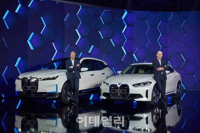 올리버 집세 BMW 그룹 회장(왼쪽)과 니콜라스 피터 BMW 그룹 재무총괄이 BMW iX와 BMW i4 앞에서 포즈를 취하고 있다.