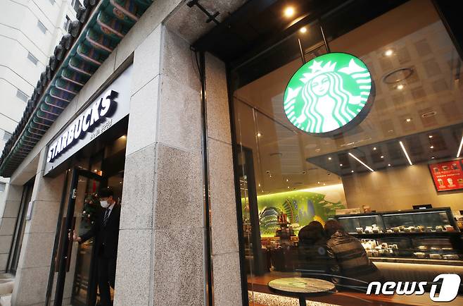 서울 도심의 한 스타벅스 매장. 2020.12.13/뉴스1 © News1 권현진 기자