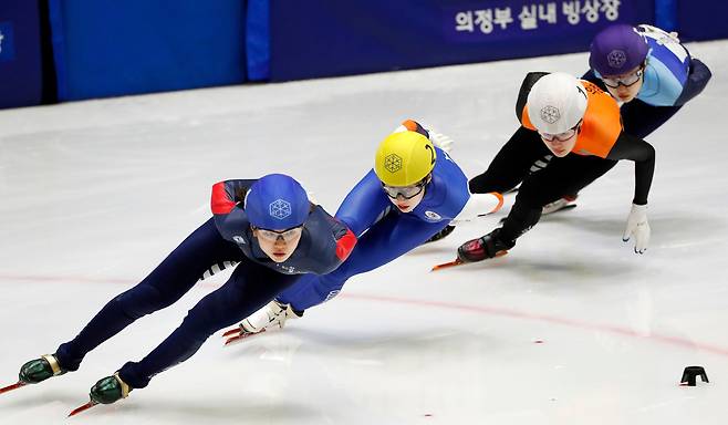 심석희(왼쪽)가 19일 경기 의정부 실내빙상장에서 열린 제36회 회장배 전국 남녀 쇼트트랙 스피드스케이팅 대회 여자 일반부 1000m 결승에서 선두로 질주하는 모습./뉴시스