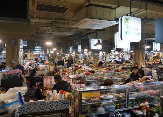 바 형태의 가게가 모여 있는 연서시장 중앙 먹자골목에는 다양한 음식을 저렴한 가격에 맛볼 수 있다.
