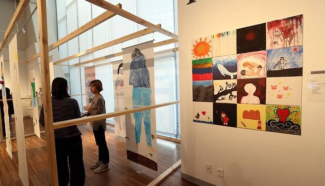 한국과 일본의 사진작품을 통해 전세계적으로 일어나고 있는 아동·청소년 대상 성착취의 현주소를 확인할 수 있는 성착취 피해 아동·청소년 ‘오늘’전이 지난 2018년 11월28일 서울 서대문구 이화여자대학교 대산갤러리에서 개막해, 관람객들이 작품을 둘러보고 있다. 이 전시회를 주최한 십대여성인권센터 조진경 대표는 “이 전시회를 통해 우리 아이들은 ‘내가 여기 있다(Here I am)’고 선언합니다. 그리고 그 옆에 아이들이 건강하게 자랄 수 있도록 함께하는 ‘우리가 있다(Here We are)’고 선언하는 당신과 우리를 만날 수 있을 것입니다”라고 밝혔다. 강창광 선임기자 chang@hani.co.kr