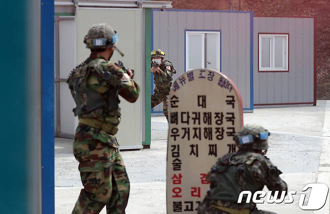 경기도 남양주 금곡과학화예비군훈련장에서 열린 '최정예 예비군 탑팀(Top-Team)' 선발 경연대회에서 예비군들이 모의 시가지 전투를 벌이고 있다. 2018.3.31/뉴스1 © News1 구윤성 기자