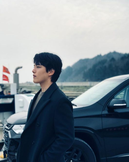 Actor Yeo Jin-goo showed off his upgraded brother beauty.On the afternoon of the 20th, Yeo Jin-goo posted a self-titled self-portrait on his personal SNS, saying, If I go to Busan, can I see you again?Yeo Jin-goo then encouraged the shooter of the Drama Monster by adding #jtbc #Gold ToDrama #Monster # One #9ogram.Yeo Jin-goo in the photo is staring at a distant place with his mouth tightly closed.Yeo Jin-goo attracted the attention of those who saw the story with a faint but dreamy look.Also, Yeo Jin-goo rocked her emotions as she sported a veiled jawline and solid physical.Meanwhile, Yeo Jin-goo is currently working as a lieutenant in the Gyeonggi western police station at JTBC Monster.Yeo Jin-goo SNS