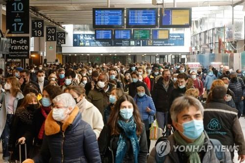 프랑스 수도권 전날 인파로 가득찬 파리 몽파르나스 역 [AFP=연합뉴스 자료사진. DB 및 재판매 금지]