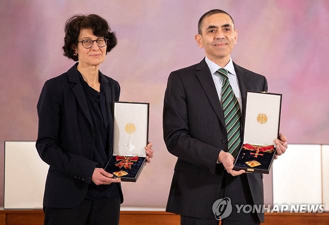 독일 연방공로십자훈장 받은 바이오엔테크 창업자 부부[EPA=연합뉴스]