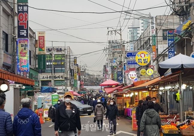 서울 양천구 목동 깨비 시장에서 장을 보고 있는 시민들의 모습 ⓒ데일리안