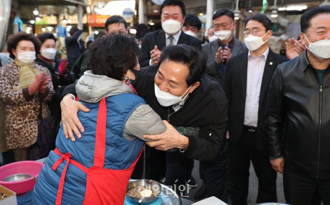 지난 9일 오세훈 국민의힘 서울시장 후보가 강서구를 찾아 시장 상인들과 인사를 나누고 있다. ⓒ국회사진취재단