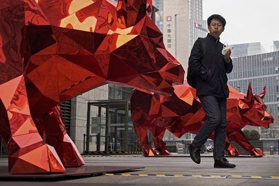 지난 9일 중국 베이징의 한 오피스빌딩 앞의 모습.[AP=연합뉴스]