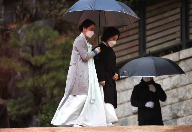 정대선 현대비에스앤씨 사장의 부인 노현정 전 아나운서와 어머니 이행자 씨가 지난 20일 오후 고 정주영 현대그룹 명예회장의 20주기 제사가 치러지는 정 전명예회장 생전 청운동 자택으로 들어가고 있다. 연합뉴스