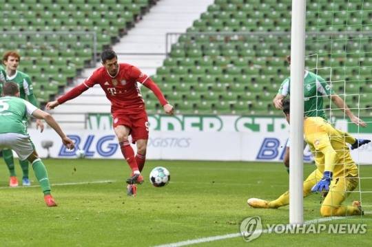 바이에른 뮌헨 골잡이 레반도프스키가 지난 14일 분데스리가 브레멘전전에서 코너킥을 받아 득점에 성공하고 있다.[AP=연합뉴스]