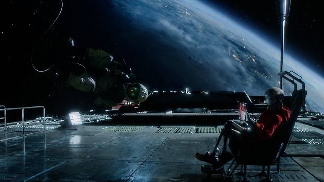 우주 유영 중인 타이거 박(진선규 분)과 업동이(유해진 분) [영화 승리호 캡처]