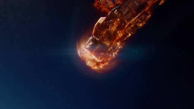 미사일을 피하기 위해 빠른 속도로 낙하 중인 승리호 [영화 승리호 캡처]