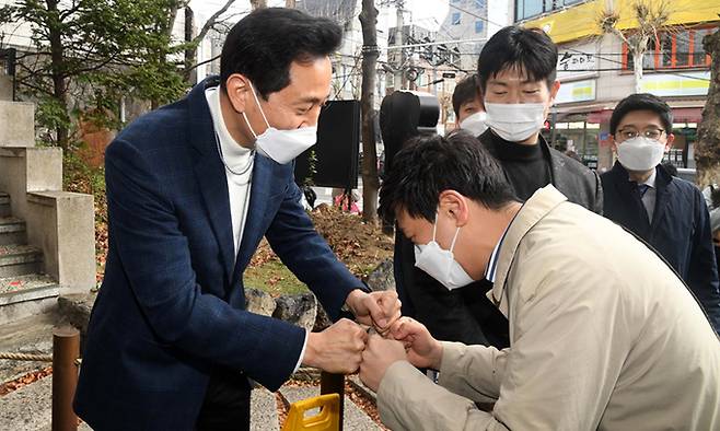 국민의힘 오세훈 서울시장 후보(왼쪽)가 21일 서울 홍대앞 거리를 걸으며 시민들과 ‘주먹 인사’를 하고 있다. 서상배 선임기자