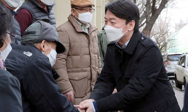 국민의당 안철수 서울시장 후보(오른쪽)가 21일 재건축을 추진 중인 서울 금천구 시흥동의 한 아파트단지를 찾아 주민들과 인사하고 있다. 서상배 선임기자