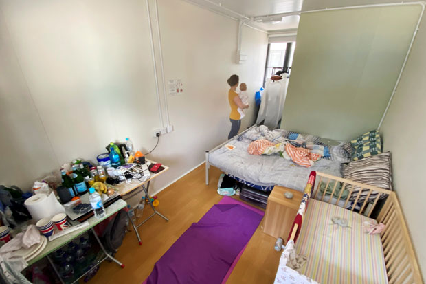 15일(현지시간) 홍콩 란타우섬 코로나19 격리 시설에서 한 여성이 아기를 안고 있다./사진=로이터 연합뉴스