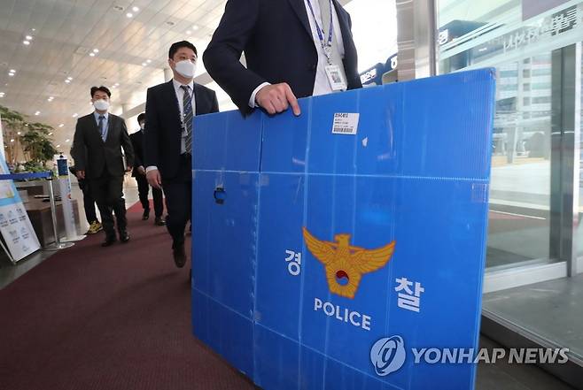 경찰, '공무원 투기의혹' 세종시청 압수수색 (세종=연합뉴스) 김주형 기자 = 공무원 등의 세종시 국가산업단지(국가산단) 예정지 투기 의혹을 수사하는 경찰 수사관들이 19일 세종시청을 압수수색 하기 위해 빈 박스를 들고서 토지정보과 등 관련 사무실로 들어가고 있다. 2021.3.19 kjhpress@yna.co.kr