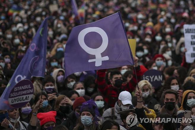 20일(현지시간) 터키 이스탄불에서 이스탄불협약 탈퇴에 반대하는 시위가 열리고 있다. [AP=연합뉴스]