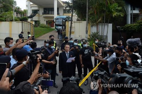 공항으로 출발 전 성명 발표하는 김유성 주 말레이 북한 대사대리 [AFP=연합뉴스]