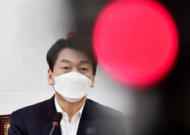 4.7 재보선에 출마한 안철수 대표(서울시장 후보)가 22일 서울 여의도 국회 본관 225호에서 열린 국민의당 제84차 최고위원회의 산회 후 기자회견을 갖고 있다. ⓒ데일리안 박항구 기자