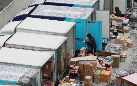 서울 마포구의 택배물류센터에서 택배기사들이 택배 분류 및 상하차 작업을 하고 있다. /사진=뉴스1