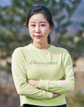 마소라 프로는 KLPGA 
정회원이며 국가대표 상비군 
출신이다. 체육 교과서의 골프 
스윙 모델로 활약할 만큼 
안정적인 스윙의 소유자다.