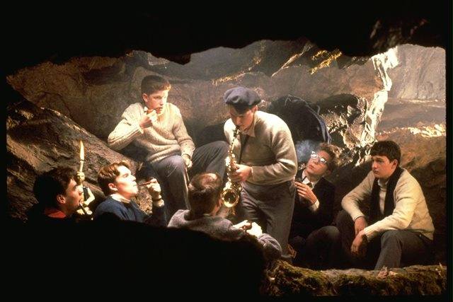 "카르페 디엠! 오늘을 살아라", 영화의 첫 번째 명대사는 등장부터 범상치 않은 키팅 선생님(로빈 윌리엄스 분)의 대사다. /영화 스틸컷