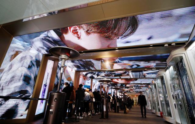 15일 오전 서울 중구 롯데면세점에 마련된 BTS의 광고판 앞으로 관광객들과 시민들이 줄을 서서 기다리고 있다. 뉴스1