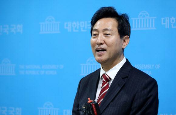 야권 후보 단일화를 위한 여론조사가 시작된 22일 오전 국회 소통관에서 국민의힘 오세훈 서울시장 후보가 기자회견을 마친 뒤 취재진들의 질문에 답하고 있다. 2021.3.22.연합뉴스
