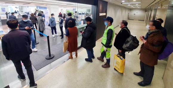 23일 서울 중구 한 삼성전자서비스센터가 스마트폰 앱오류로 인해 방문한 고객들로 붐비고 있다. 이날 새벽부터 안드로이드 운영체제(OS)가 탑재된 스마트폰은 카카오톡, 네이버, 쿠팡 등 각종 앱이 정상실행되지 않는 오류가 발생했다. 현재 알려진 해결 방법은 안드로이드 웹뷰(WebView) 최신 업데이트를 제거하는 것이며 명확한 원인은 아직 밝혀지지 않았다.2021. 3. 23 박윤슬 기자 seul@seoul.co.kr