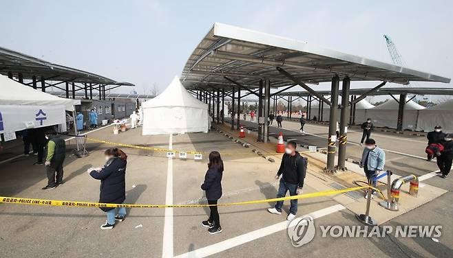 코로나19 검사 기다리는 외국인 노동자들 지난 14일 경기도 화성시 향남읍 화성종합경기타운 주차장에 설치된 코로나19 선별진료소에 검사를 받으러 온 외국인 노동자들이 줄을 서 있다. [연합뉴스 자료사진. 재판매 및 DB 금지]
