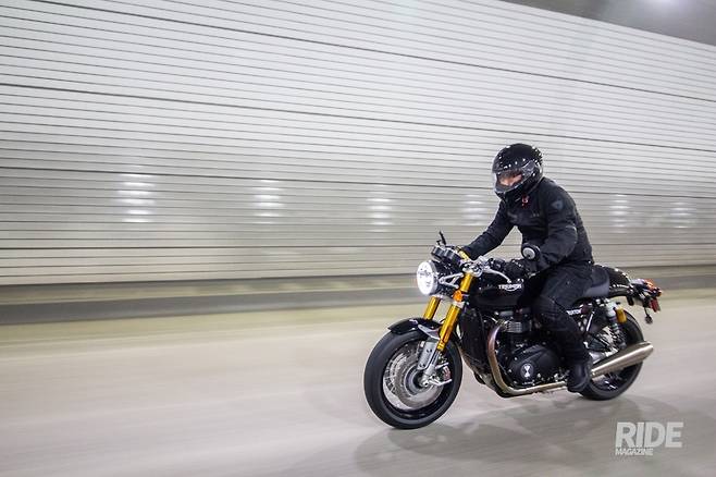 트라이엄프 스럭스톤 RS