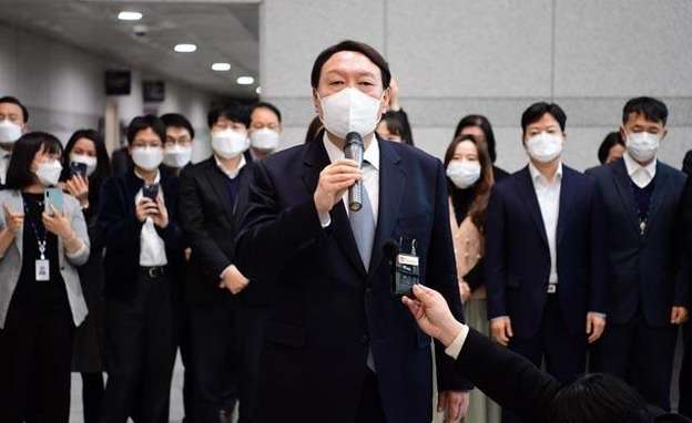 윤석열 검찰총장이 지난 4일 오후 서울 서초구 대검찰청에서 사퇴한 뒤 검찰 청사를 떠나며 인사말을 하고 있다. /연합뉴스