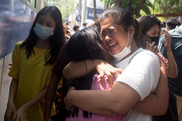 24일 미얀마 양곤의 한 시민이 경찰에서 석방된 가족을 끌어안으며 울고 있다. AFP통신에 따르면 군부는 아웅산 수치 국가고문의 재판이 예정된 이날 시위 과정에서 체포된 600여 명을 일괄 석방한 것으로 알려졌다. 양곤=로이터 연합뉴스