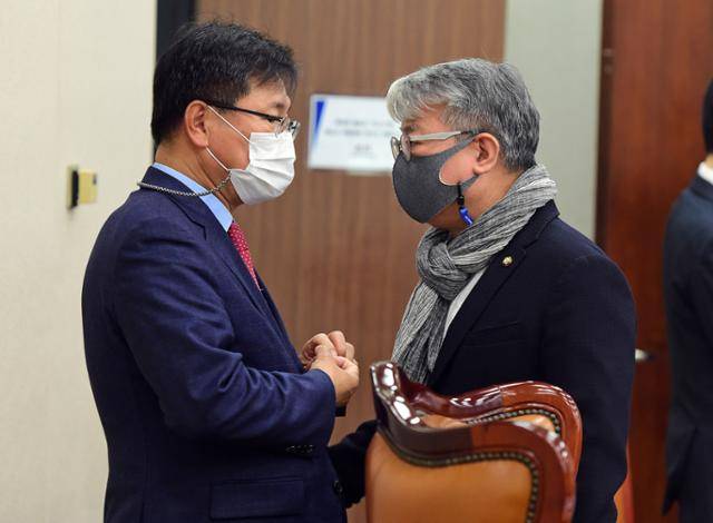 지난 12일 국회 국토교통위원회 전체회의에서 여야 간사인 더불어민주당 조응천(오른쪽), 국민의힘 이헌승 의원이 대화를 하고 있다. 오대근 기자