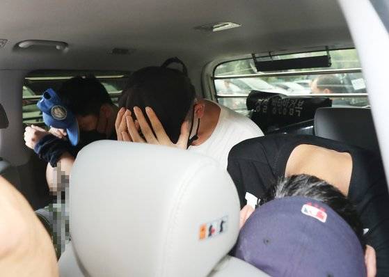 2019년 7월 4일 광주 북구의 한 아파트에 침입, 두 살배기를 인질로 잡고 금품을 강탈한 혐의를 받고 있는 일당. 연합뉴스