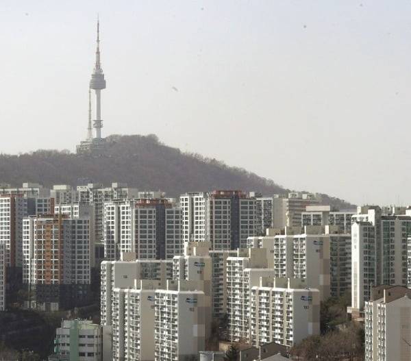 서울 응봉산에서 바라본 시내 아파트 단지 모습. 한경DB